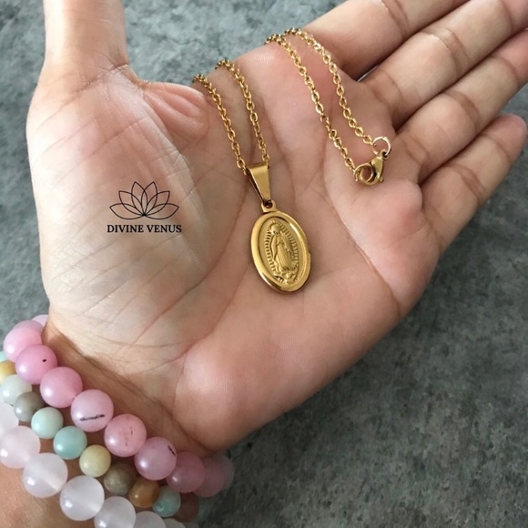 Virgin Mary Oval Pendant Necklace - Picture 2 of 8